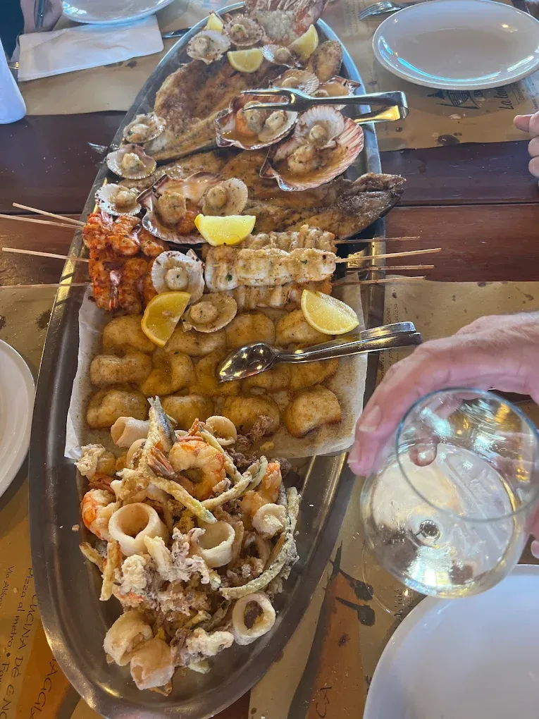 Fritto misto e piatti di mare in tavola
